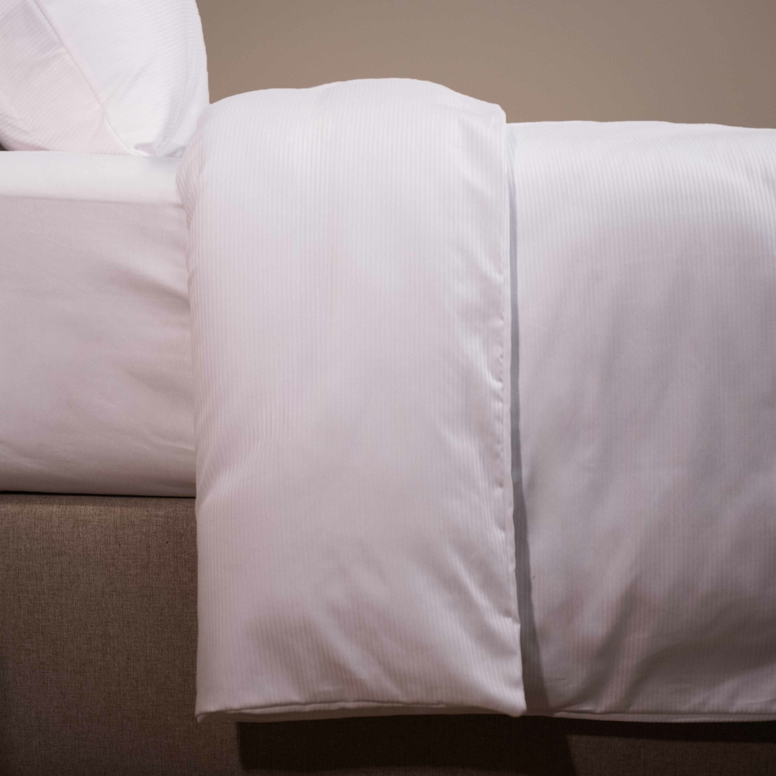 White hotel bedding with a striped pattern, 140×200 cm + 70×90 cm