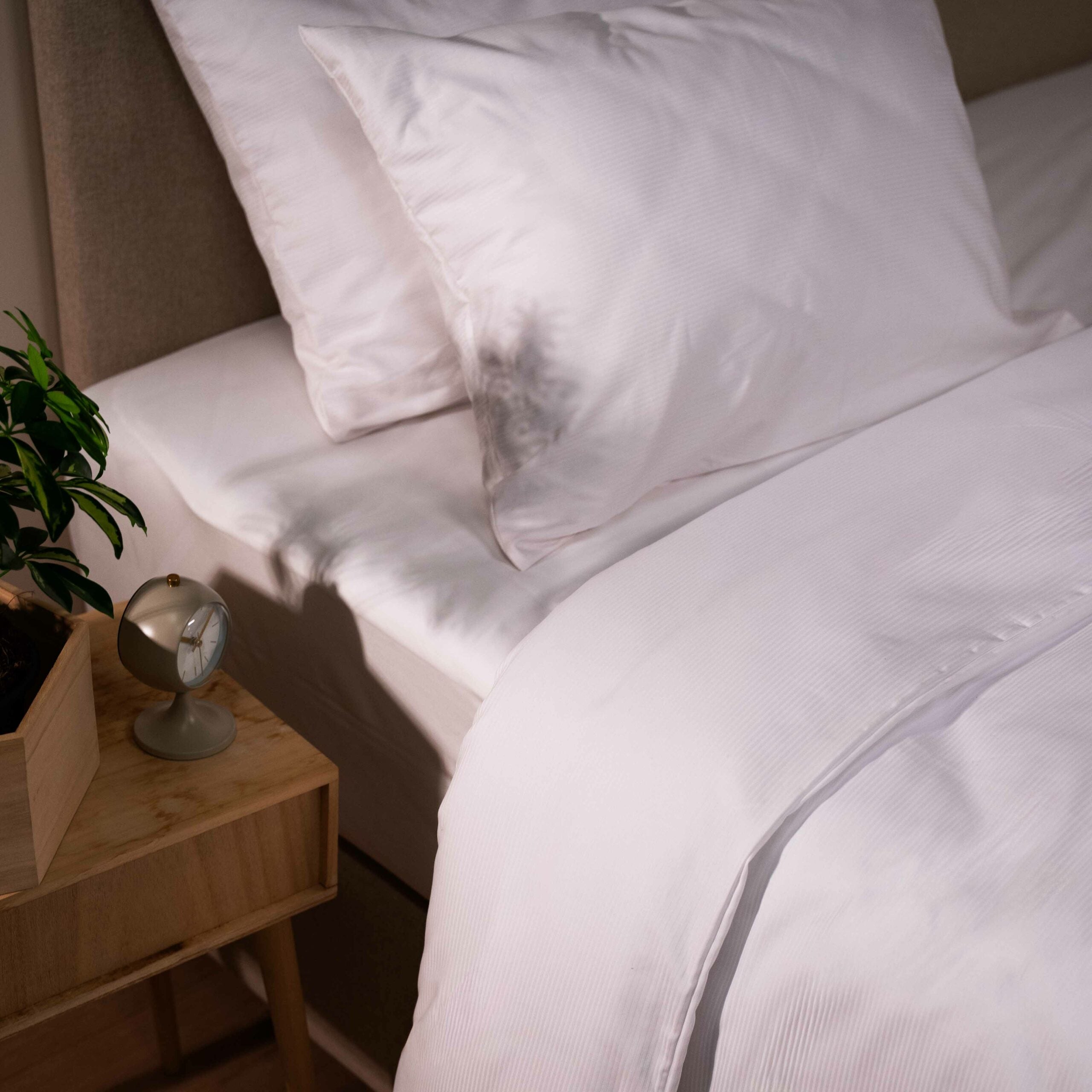White hotel bedding with a striped pattern, 140×200 cm + 70×90 cm