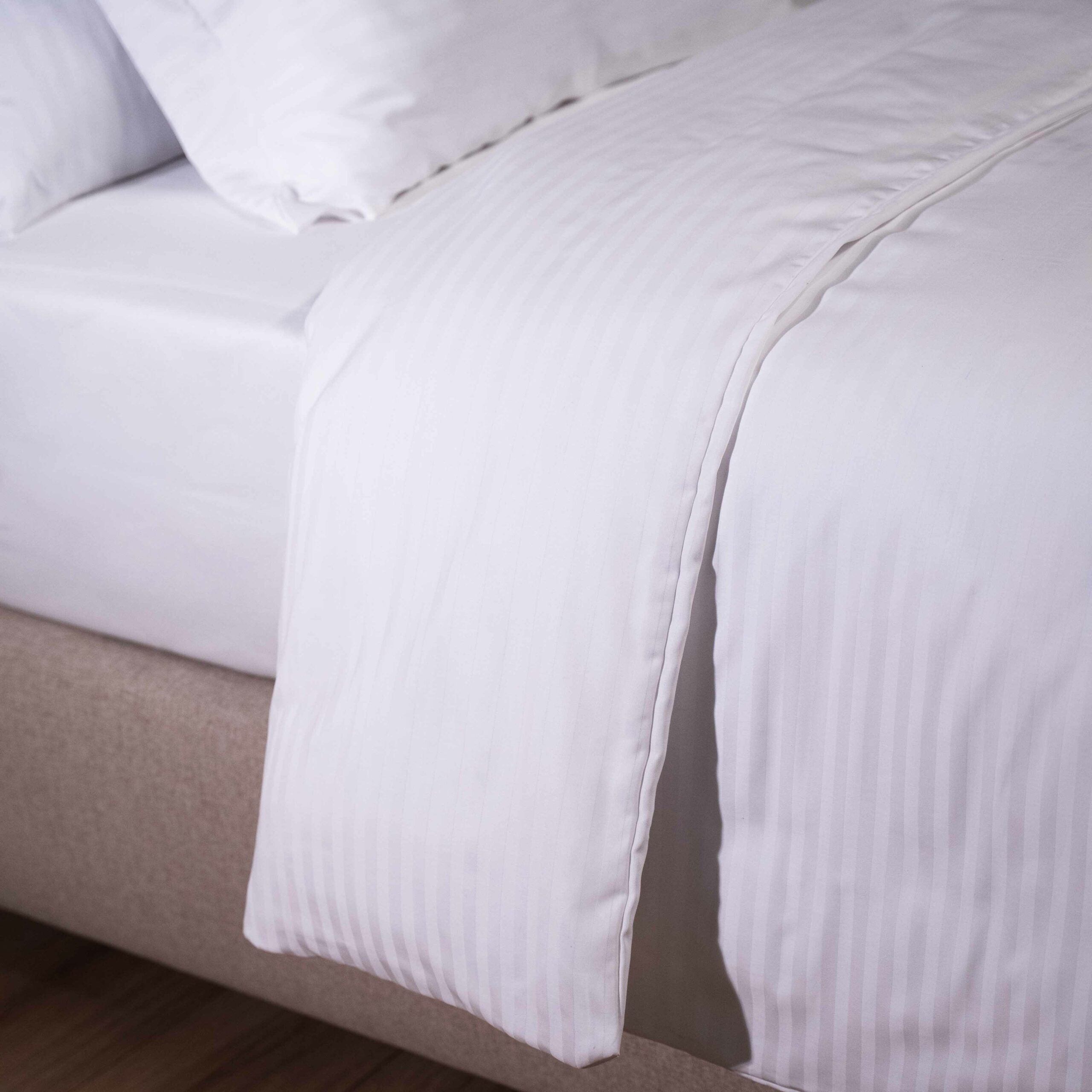 White hotel bedding with a striped pattern, 140×200 cm + 70×90 cm
