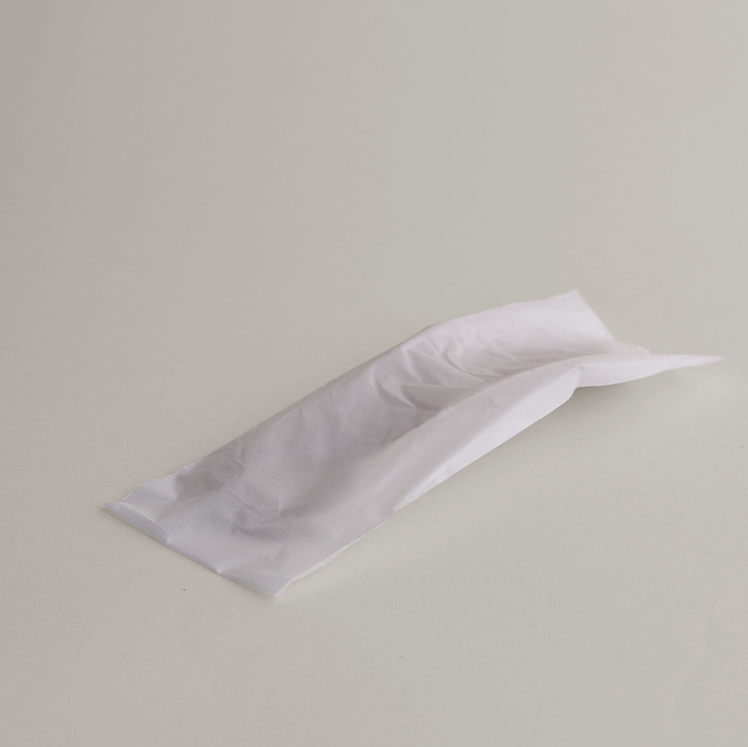 Plastic shoe scoop with added crushed straw